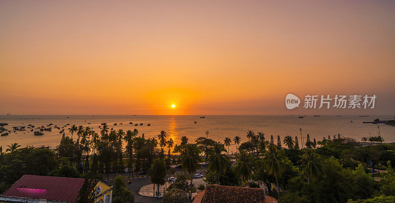 全景的沿海Vung Tau的看法，从上面，海浪，海岸线，街道，椰子树和陶凤山在越南。海上美丽的日落。